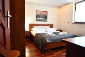 Posteľ alebo postele v izbe v ubytovaní Apartament Granit