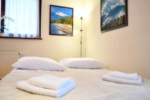 Posteľ alebo postele v izbe v ubytovaní Apartament Granit