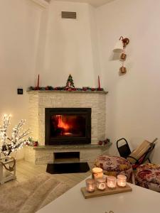 uma sala de estar com lareira e decorações de Natal em Farmhouse Dzeni em Vlasic