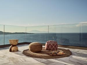 アルガッシにあるIconic Ionian Mudita Villa, By ThinkVillaの海の景色を望むリビングルーム