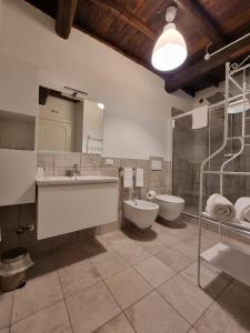 a bathroom with two sinks and a toilet and a shower at CASALE DEI PRIORI in Rocca Massima