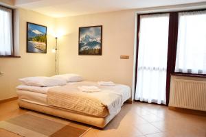 Posteľ alebo postele v izbe v ubytovaní Apartament Granit