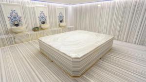 uma grande cama branca num quarto com vasos em Soul Entertainment Group em Esenyurt