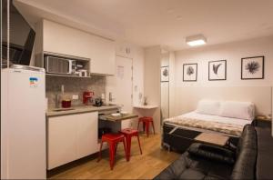 Apartamento pequeño con 1 cama y cocina en Studio Aconchegante! 1116, en São Paulo