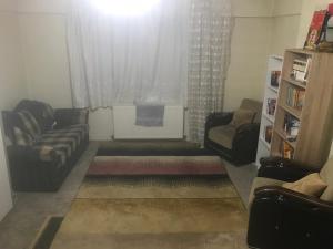 una sala de estar con 2 sofás y una ventana en House, en Kayapınar
