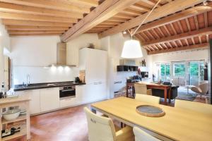a kitchen and dining room with a table and chairs at La Terrazza in Castelfalfi