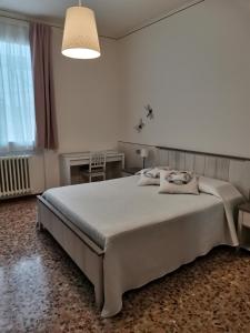 Il Colibrì Bed&Breakfast في Leno: غرفة نوم بسرير كبير في غرفة
