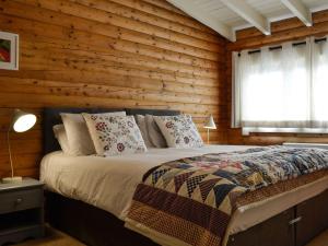 Een bed of bedden in een kamer bij Glen Hideaway