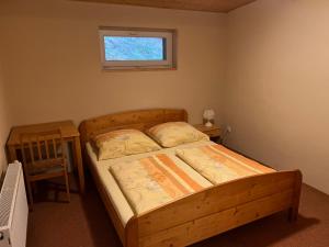 Tempat tidur dalam kamar di Kamenný Mlýn