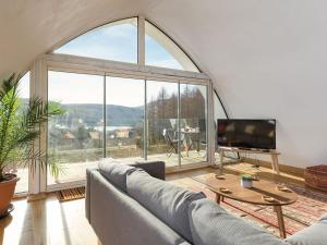 sala de estar con sofá y ventana grande en Jill Strawbale House- Ukc2935 en Strontian