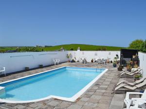 a swimming pool on the roof of a house at Goose Cottage - Ukc2676 in Poundstock