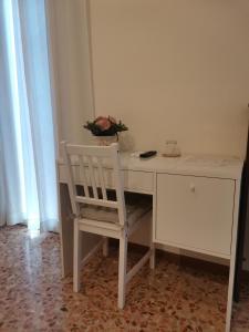 Il Colibrì Bed&Breakfast في Leno: مكتب أبيض مع كرسي في الغرفة