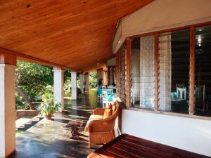 une terrasse couverte avec un banc sur une maison dans l'établissement Kara O Mula Mulanje, à Mulanje