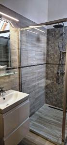 Bilik mandi di Hotel Triumf