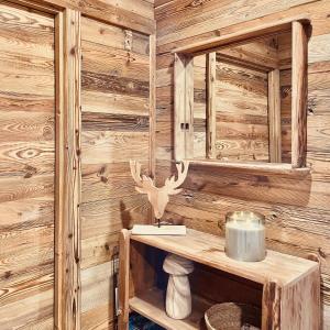 Cabaña de madera con baño con pared de madera en Le Chalet Cerdagne **** Vue Panoramique, en Font-Romeu-Odeillo-Via