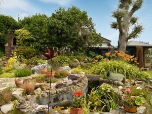 a garden with flowers and plants in a yard at Tinners Gate in Saint Cleer