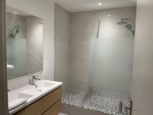 La salle de bains est pourvue d'une baignoire, d'un lavabo et d'une douche. dans l'établissement La Comédie, appart de Charme, à Montpellier