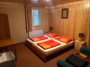 Un dormitorio con una cama con almohadas de colores. en Kamenný Mlýn, en Strážné