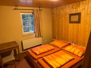 Tempat tidur dalam kamar di Kamenný Mlýn