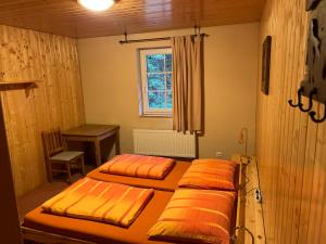 Tempat tidur dalam kamar di Kamenný Mlýn