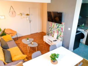 - un salon avec un canapé et une table dans l'établissement Cosy Mûre - 4 CH - Wifi- Parking gratuit, à Pau