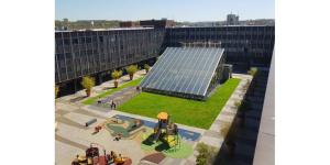 een bovenaanzicht van een gebouw met een speeltuin bij Chez peggy in Metz +1 foto