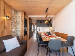 uma cozinha e sala de jantar com mesa e cadeiras em Apartment Les Hauts du Val Claret - Val Claret-23 by Interhome em Tignes