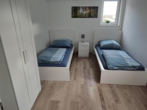 a room with two beds and a window at Ferienwohnung Südpfalz in Weingarten