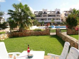 Bazén v ubytování Marina Dor - Cala Egos- Sunny ground floor apartment with large garden nebo v jeho okolí