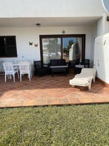 Posezení v ubytování Marina Dor - Cala Egos- Sunny ground floor apartment with large garden