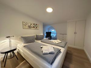 a bedroom with two beds with towels on them at Hygge Nest im Haus Mateika in Westerland (Sylt)