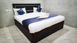 Postel nebo postele na pokoji v ubytování HOTEL DIVINE RAMESHWARAM