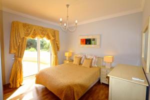 Ένα ή περισσότερα κρεβάτια σε δωμάτιο στο Luxury Vilamoura Villa 4 Bedrooms Villa Corvo Billiards +32 φωτογραφίες