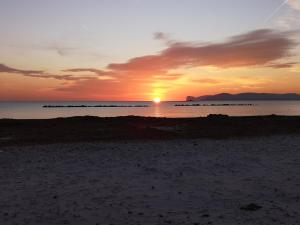 puesta de sol en la playa con puesta de sol en Casa vacanze Lunatya, en Alghero