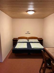 Tempat tidur dalam kamar di Kamenný Mlýn