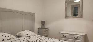 En eller flere senge i et værelse på Appartement cosy à 2 pas des rues piétonnes