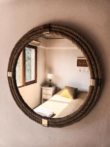 um quarto com uma cama e um grande espelho circular em Cabañas La Sorpresa em Tilcara