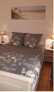 Ένα ή περισσότερα κρεβάτια σε δωμάτιο στο Superbe vue sur l'océan, accès direct à la plage