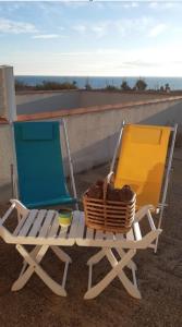 ラ・トランシュ・シュル・メールにあるSuperbe vue sur l'océan, accès direct à la plageの椅子、カゴ