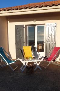 ラ・トランシュ・シュル・メールにあるSuperbe vue sur l'océan, accès direct à la plageの家の前に座る椅子