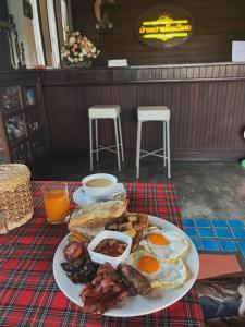 une assiette de nourriture pour le petit-déjeuner sur une table dans l'établissement Baan Pai Nai Wieng, à Pai