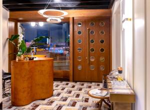 Zimmer mit einer Tür, einem Tisch und einem sidx sidx sidx in der Unterkunft The Gift Hotel in Istanbul