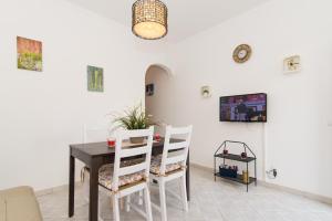 a dining room with a table and chairs at Casa Florinda in Tavira