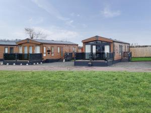 une rangée de maisons modulaires dans un parc dans l'établissement Glen Clova, à Forfar