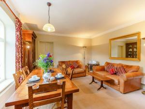 a living room with a couch and a table at Sir Henry Sidney-ukc4033 in Ludlow