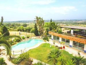 Výhled na bazén z ubytování Stunning Lagos Villa 10 Bedrooms Villa Lacuna Deluxe Private Pool and Jacuzzi Algarve nebo okolí