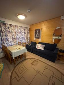 sala de estar con sofá y mesa en Outapailakka K19, en Saariselkä