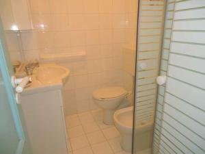 斯特龍博利的住宿－Ca Balena piccola e grande，白色的浴室设有卫生间和水槽。