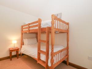 Divstāvu gulta vai divstāvu gultas numurā naktsmītnē Honeysuckle Cottage