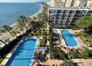Výhled na bazén z ubytování Skol 609 - Duplex 1 Bedroom in Skol Marbella with Amazing Sea Views. nebo okolí